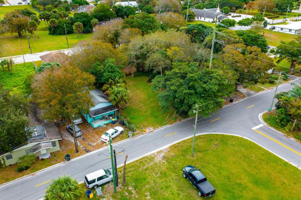 Photo of 612 Dundas Court, Fort Pierce, FL 34950 (MLS # R10948794)