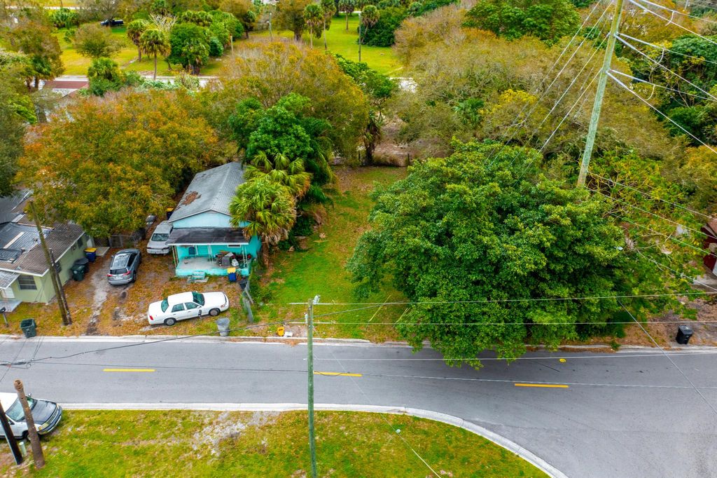 Photo of 612 Dundas Court, Fort Pierce, FL 34950 (MLS # R10948794)