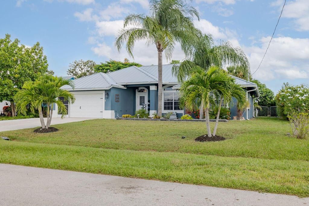 Photo of 831 SW Duncan Terrace, Port Saint Lucie, FL 34953 (MLS # R11118332)