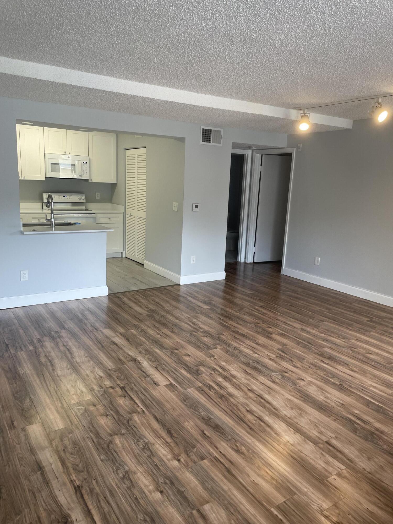 WINDWARD LAKES CONDO - Residential