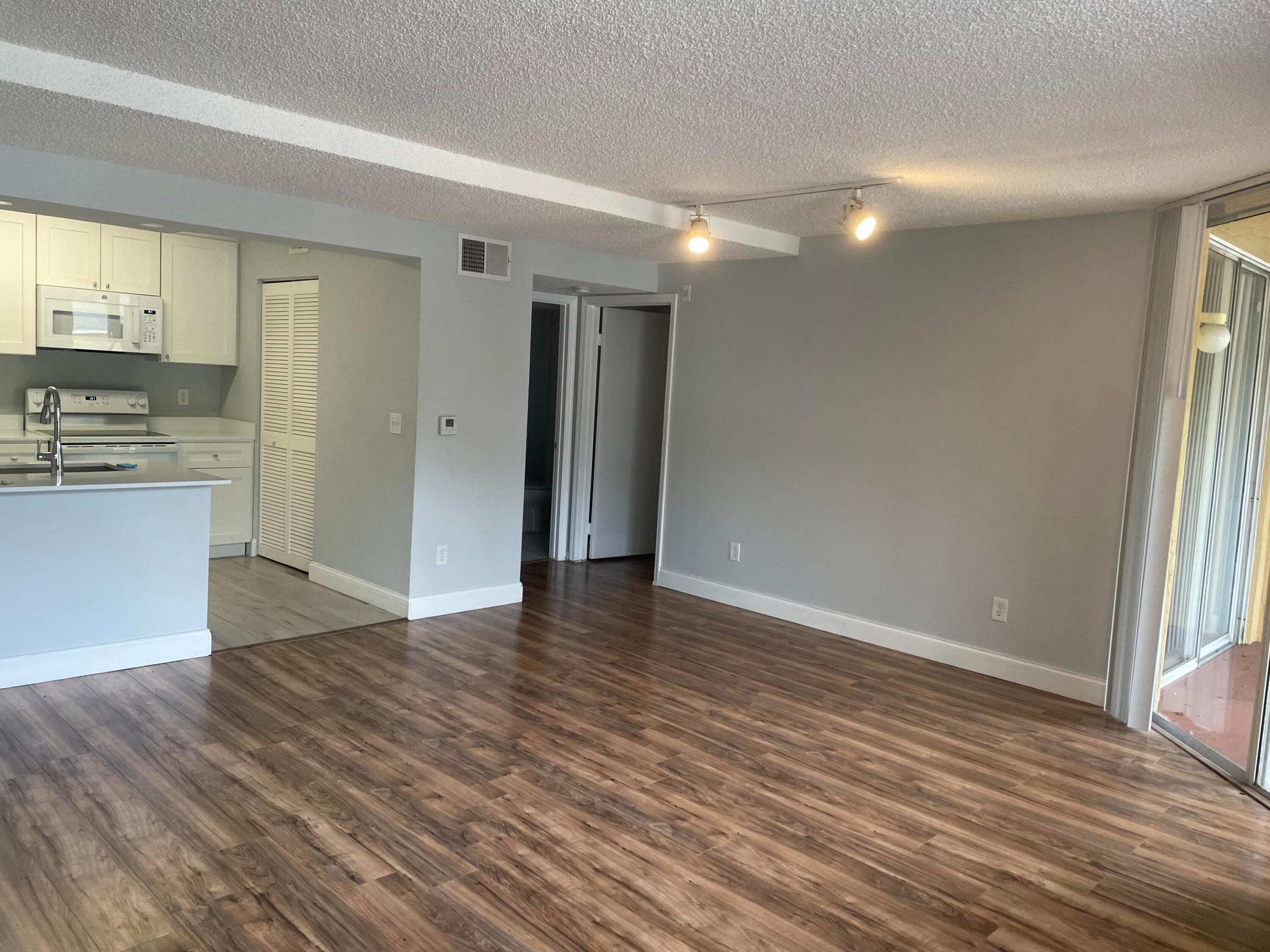 WINDWARD LAKES CONDO - Residential