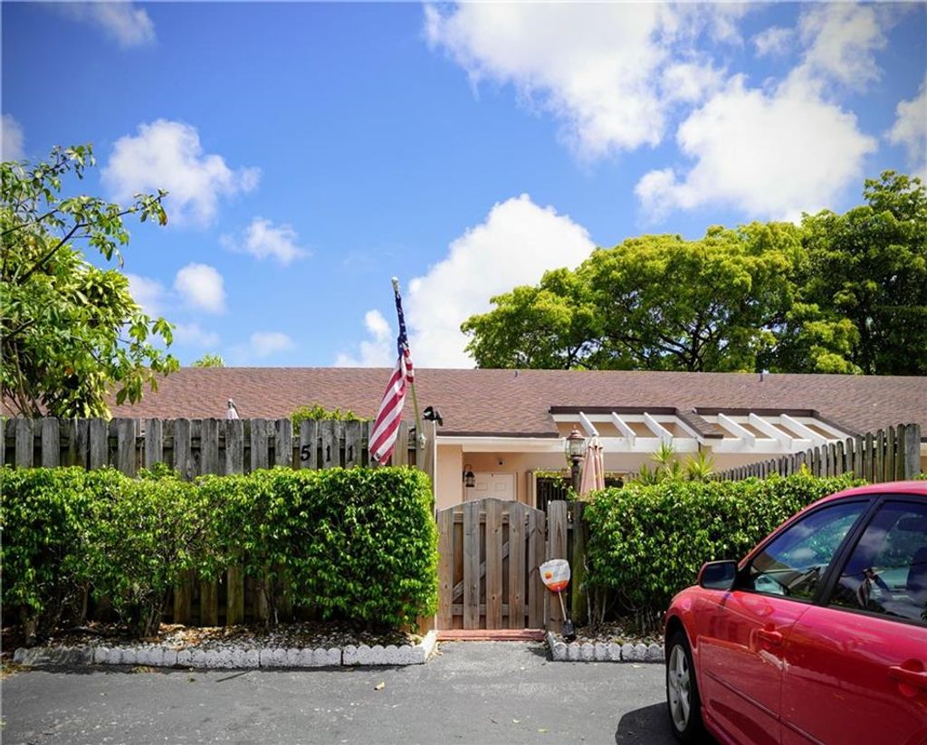 Photo of 5112 E Lakes Dr #5112, Deerfield Beach, FL 33064 (MLS # F10277398)