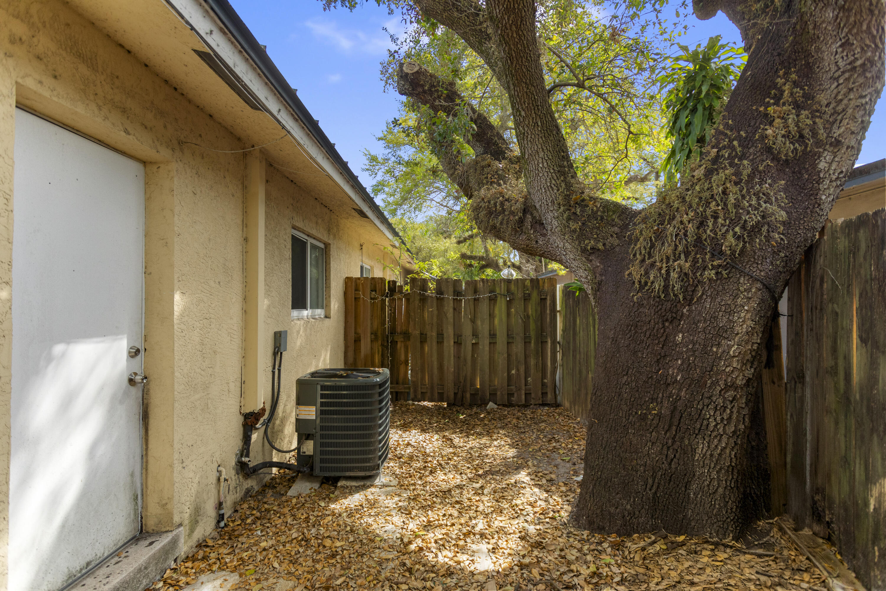 RIVERSIDE - Residential Lease