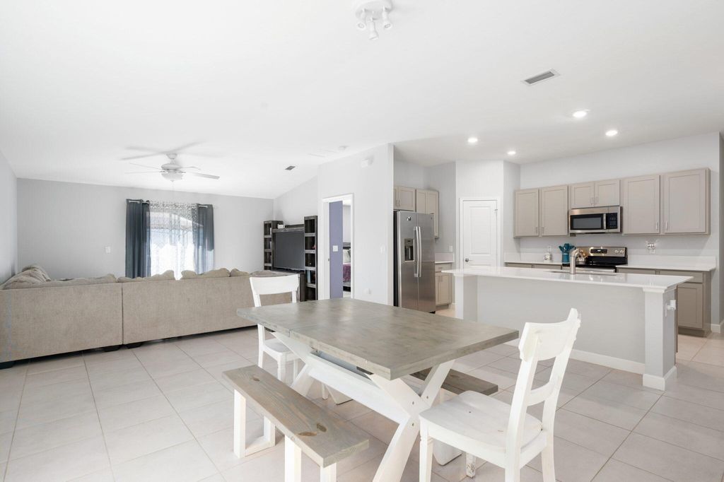 Photo of 876 Bent Creek Drive, Fort Pierce, FL 34947 (MLS # R10773559)