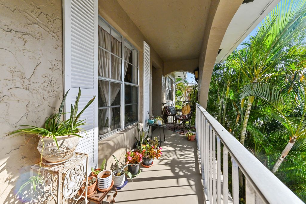 Photo of 13960 Via Flora #H, Delray Beach, FL 33484 (MLS # R11044552)
