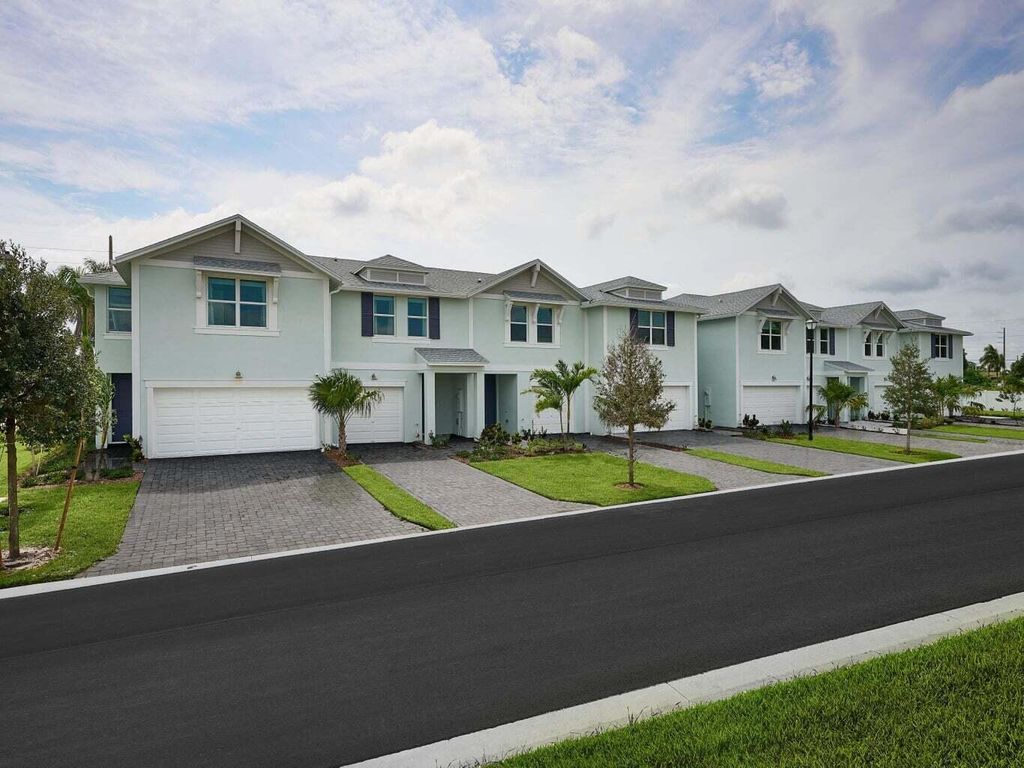 Photo of 423 Salisbury Circle, Fort Pierce, FL 34982 (MLS # R11078226)