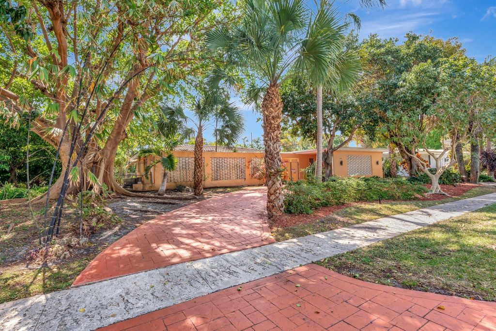 Photo of 840 SW 3rd Street, Boca Raton, FL 33486 (MLS # F10491927)