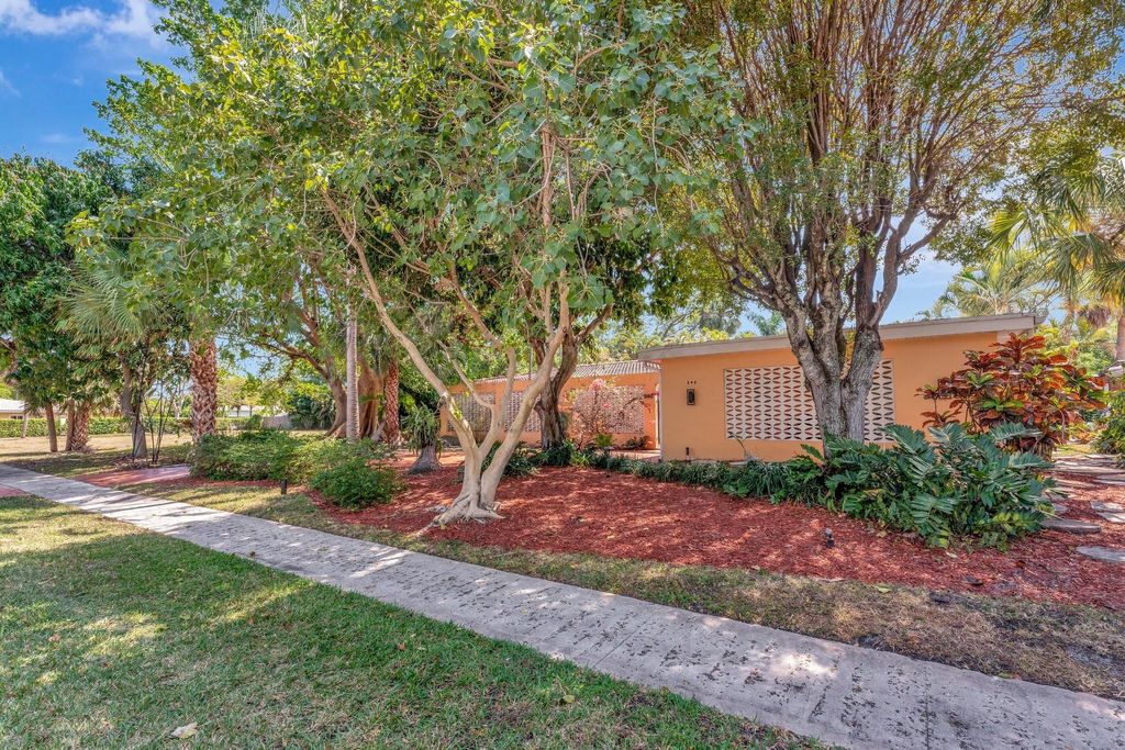 Photo of 840 SW 3rd Street, Boca Raton, FL 33486 (MLS # F10491927)