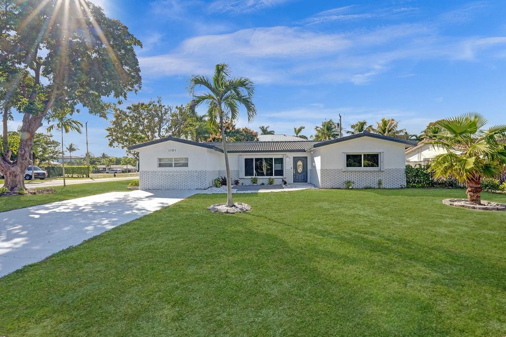 Photo of 1101 NE 4th Avenue, Boca Raton, FL 33432 (MLS # F10522952)