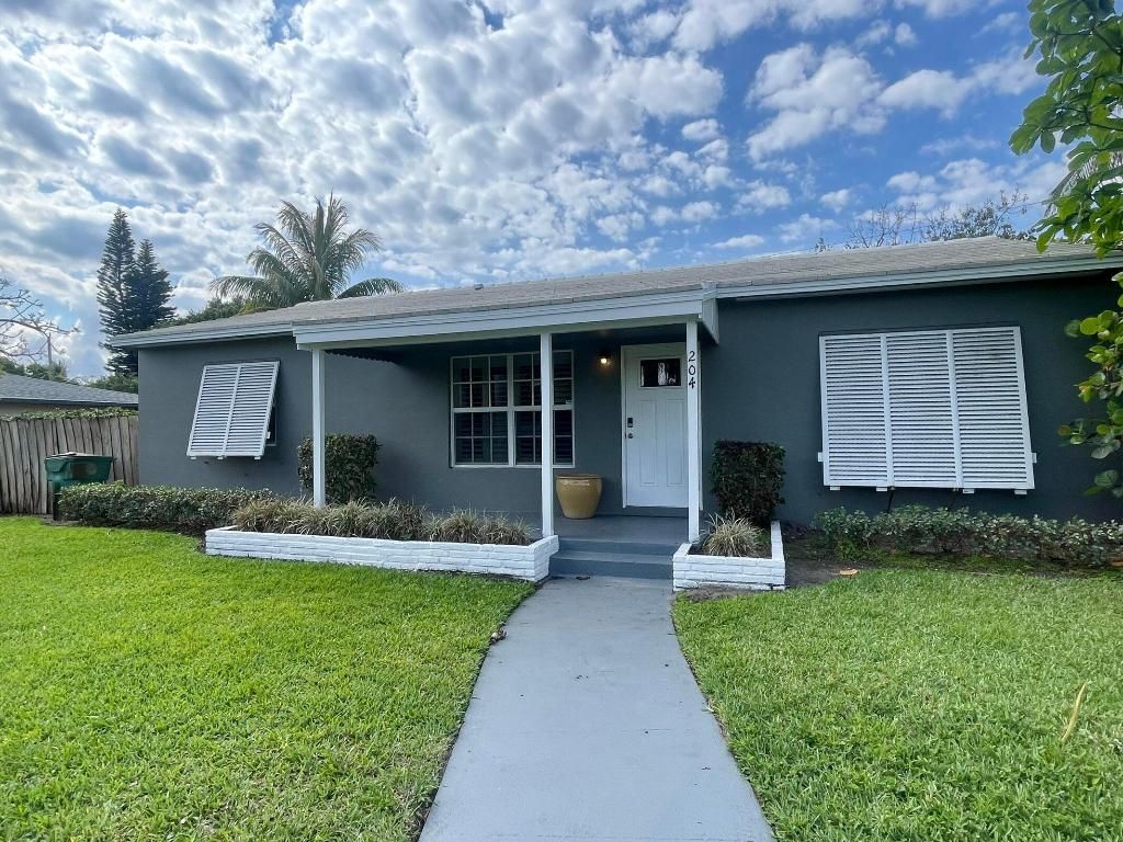 Photo of 204 SE 2nd Avenue, Boynton Beach, FL 33435 (MLS # R11107978)