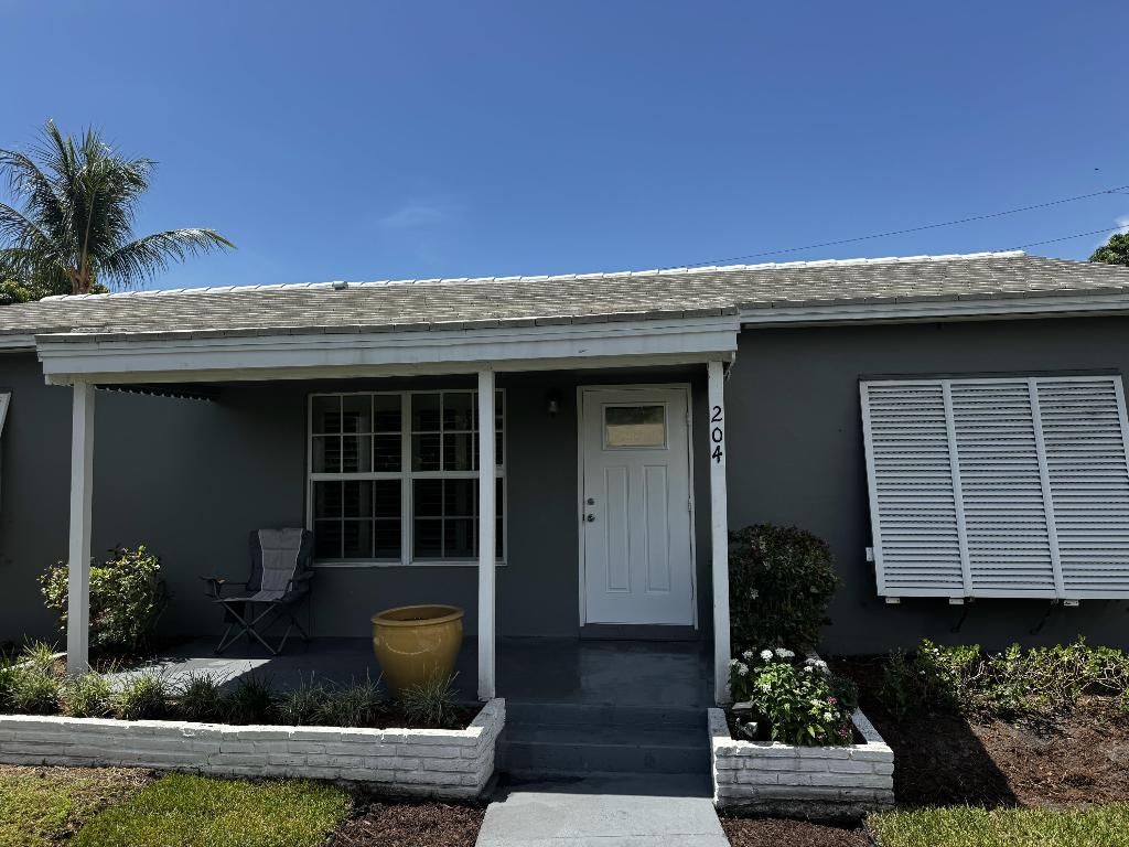 Photo of 204 SE 2nd Avenue, Boynton Beach, FL 33435 (MLS # R11107978)