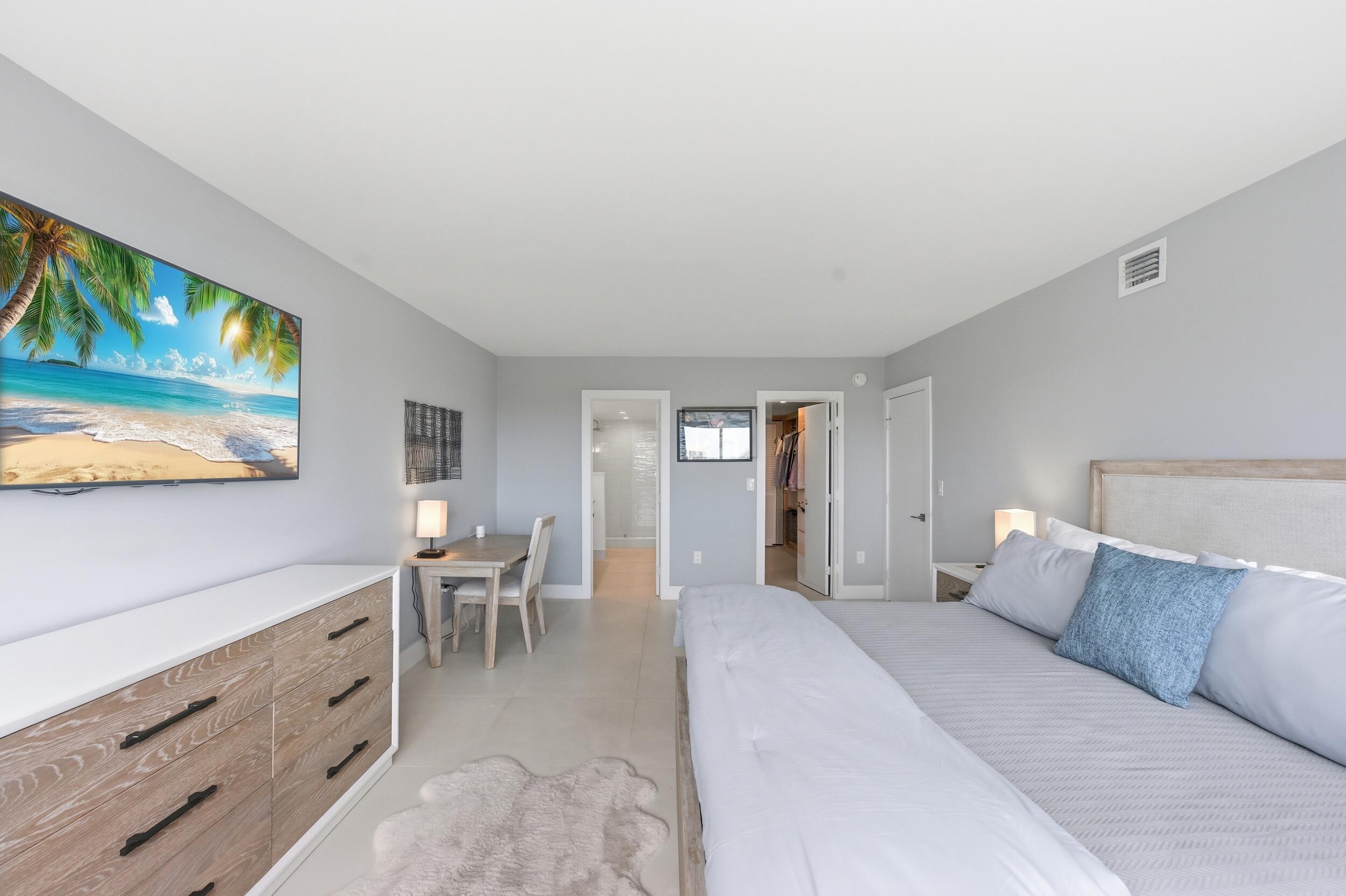 CARLYLE HOUSE CONDO - Residential