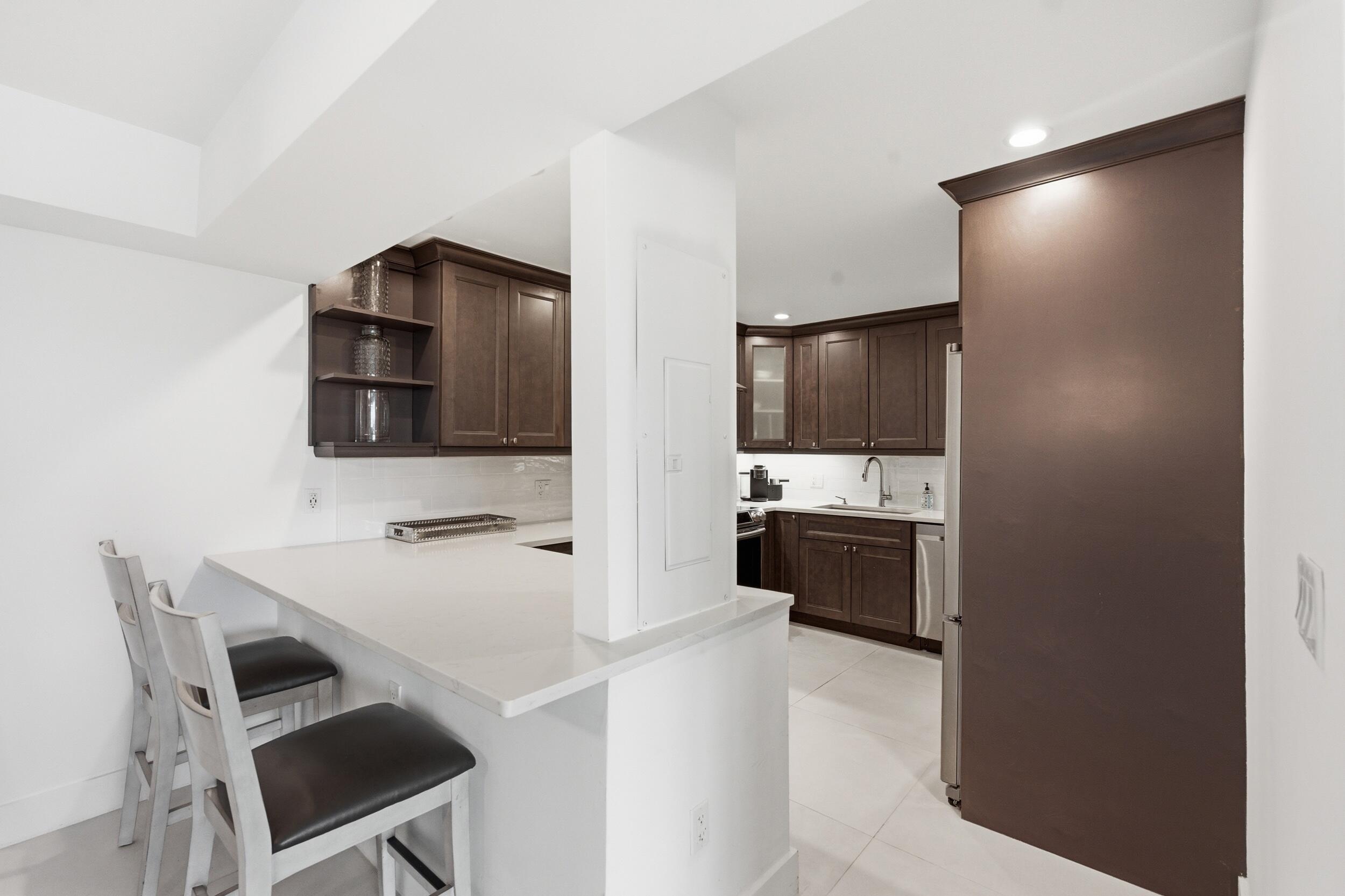 CARLYLE HOUSE CONDO - Residential