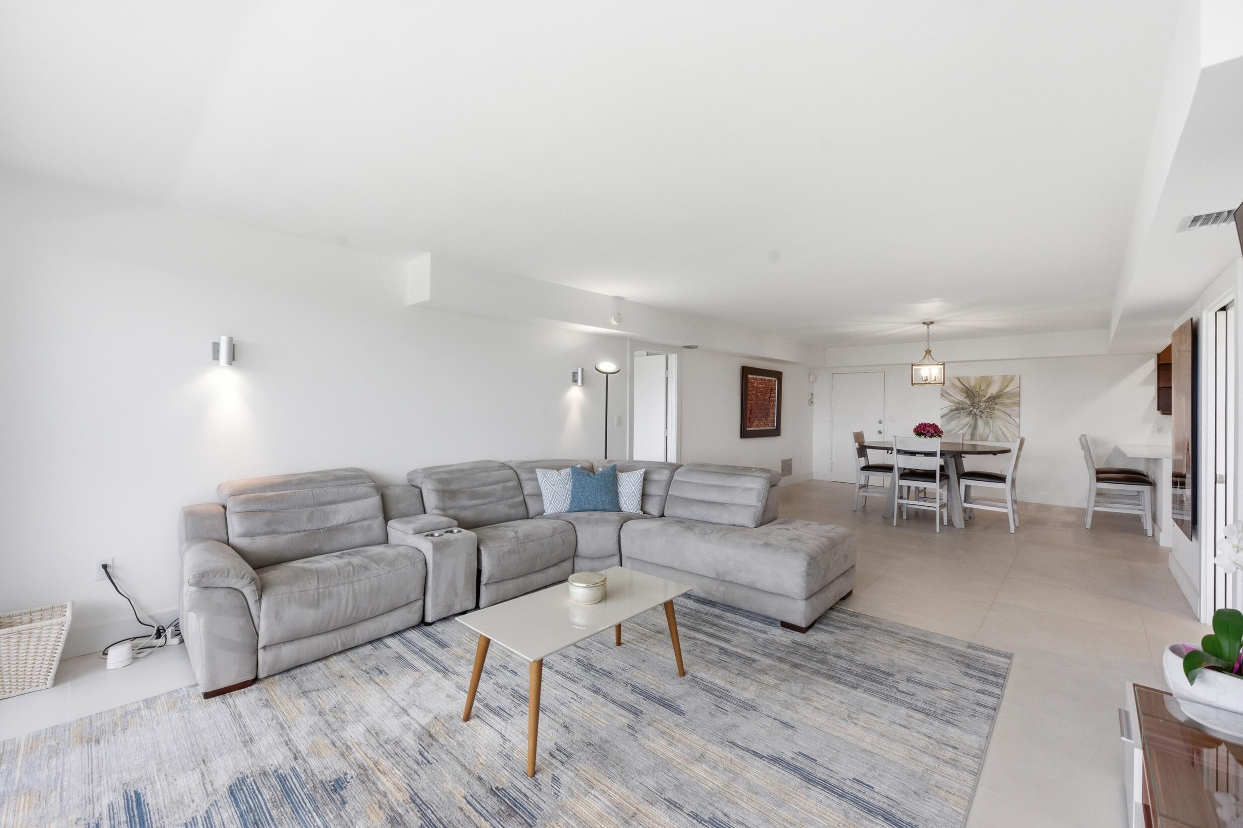 CARLYLE HOUSE CONDO - Residential