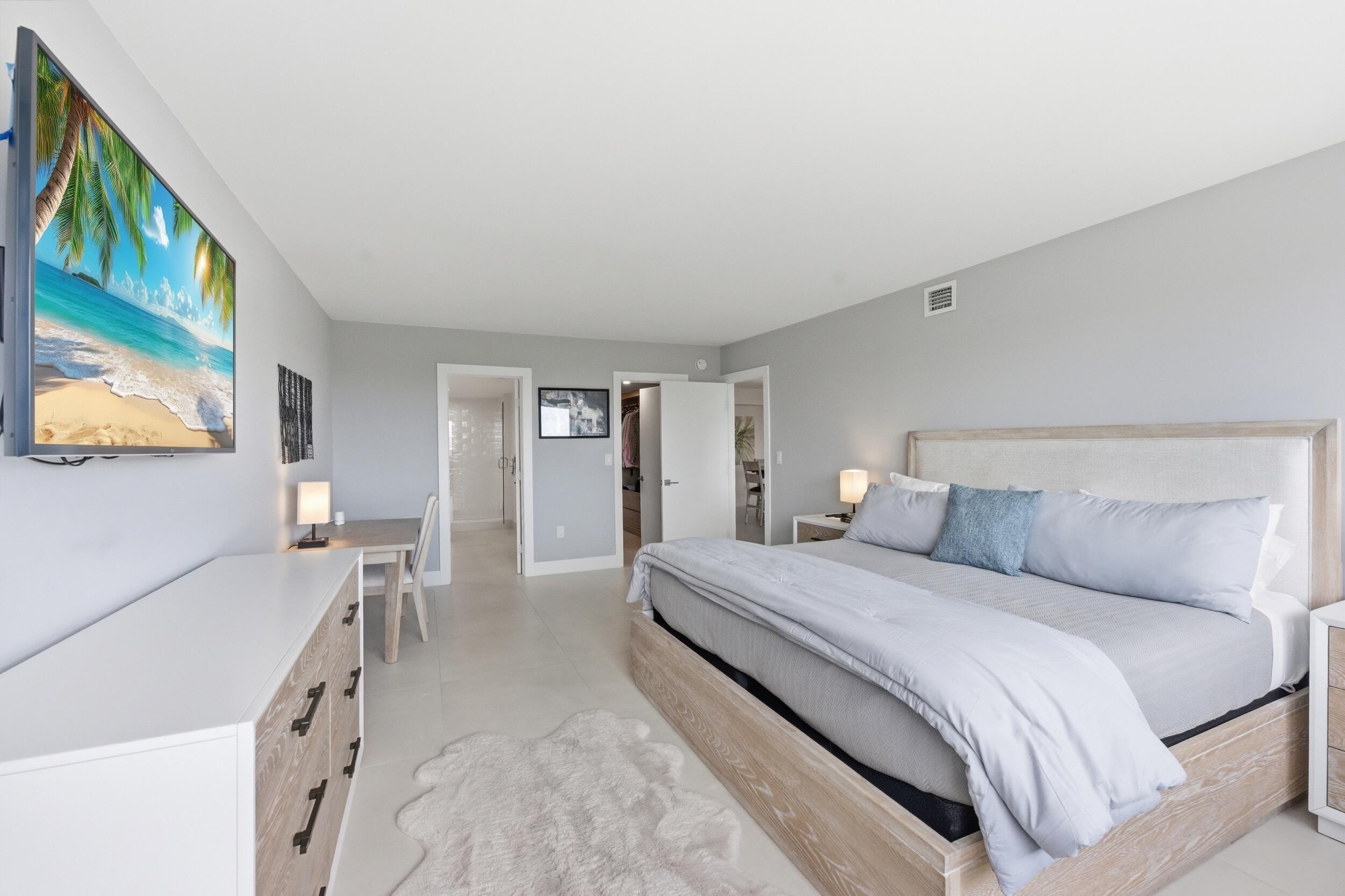 CARLYLE HOUSE CONDO - Residential