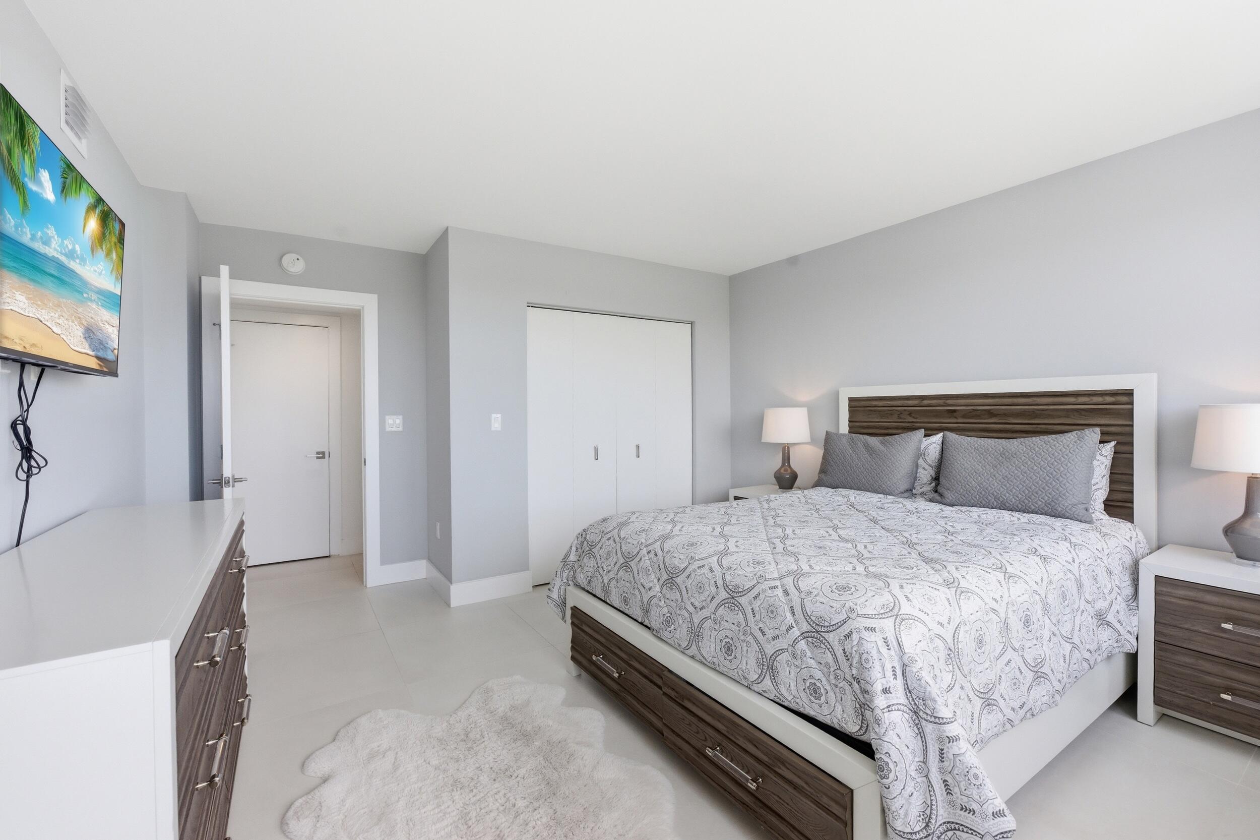 CARLYLE HOUSE CONDO - Residential