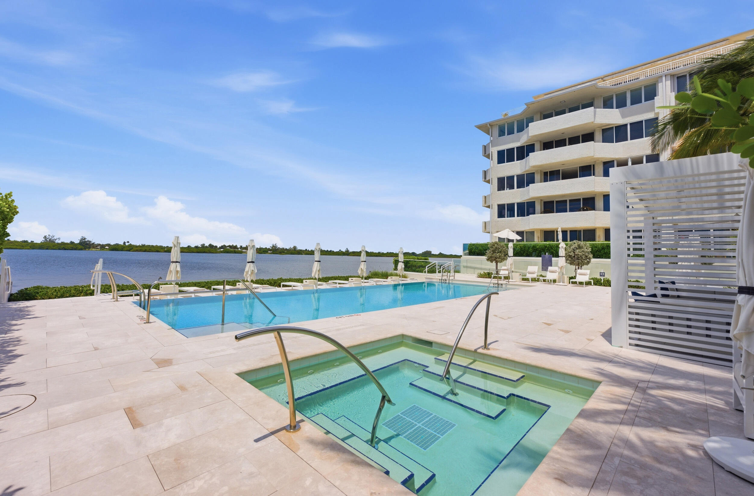 CARLYLE HOUSE CONDO - Residential