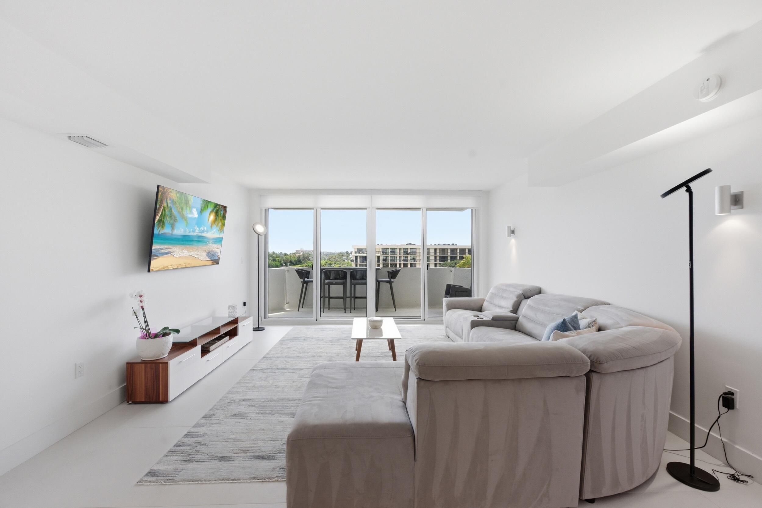 CARLYLE HOUSE CONDO - Residential