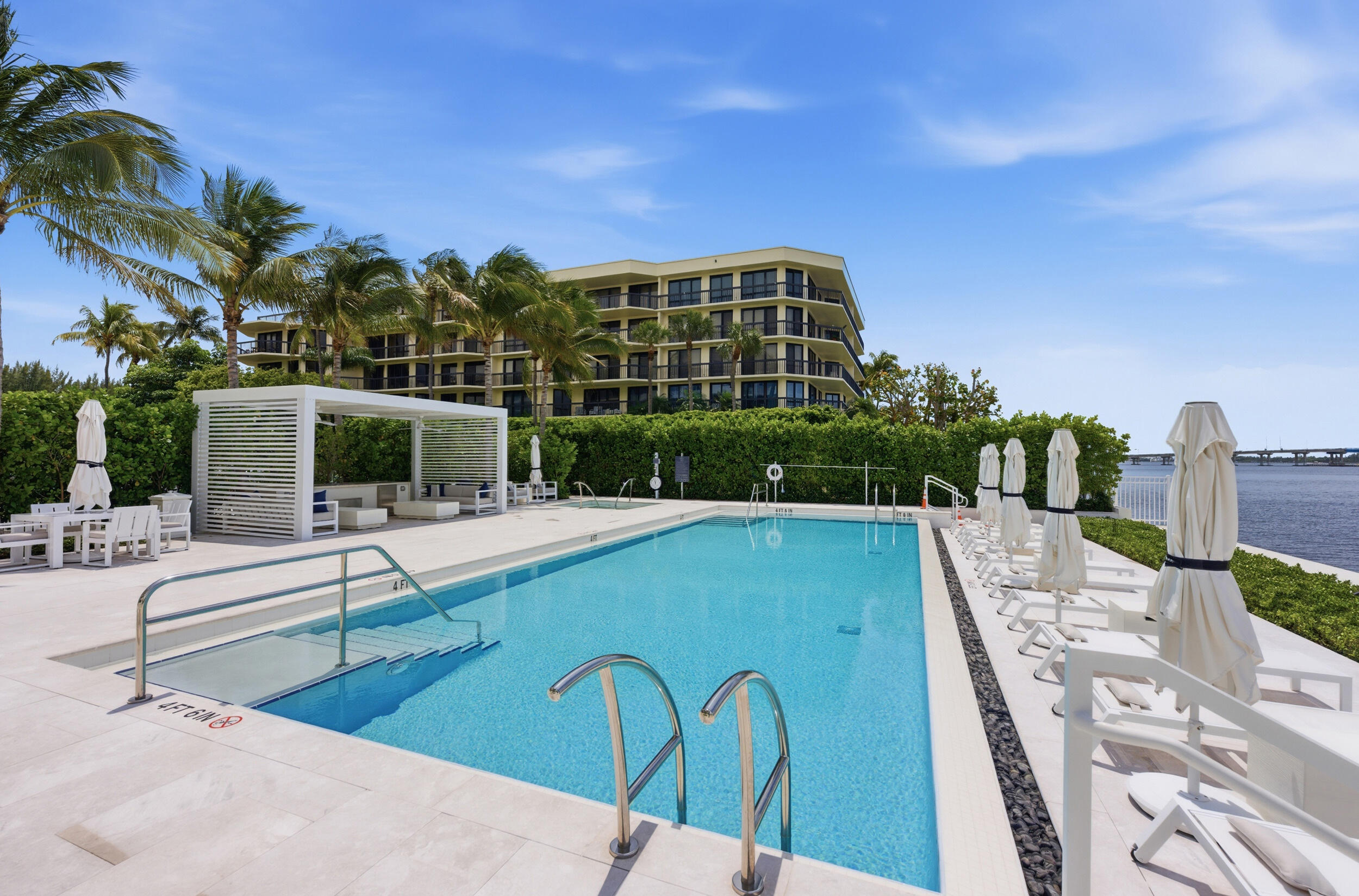 CARLYLE HOUSE CONDO - Residential