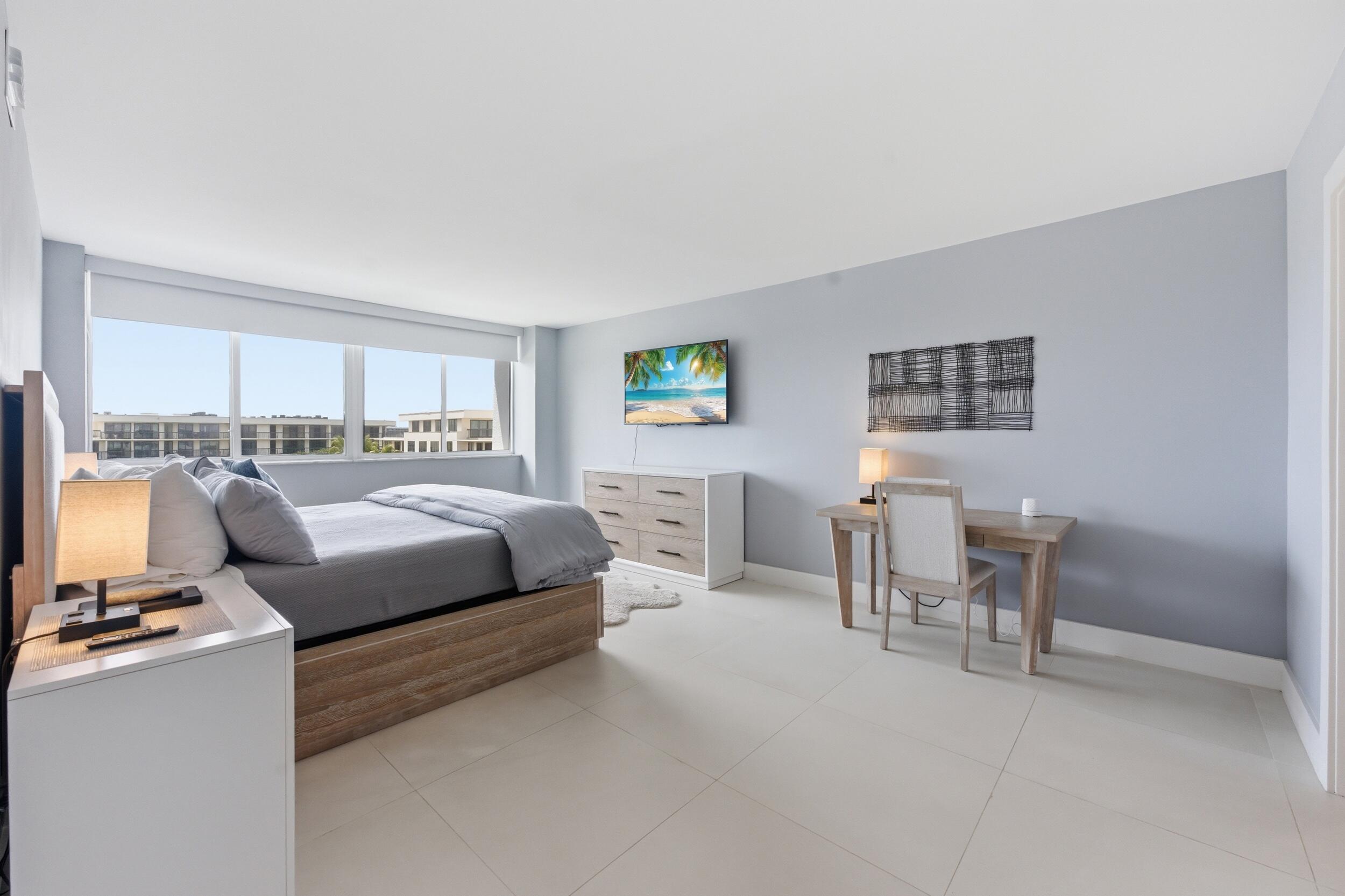 CARLYLE HOUSE CONDO - Residential