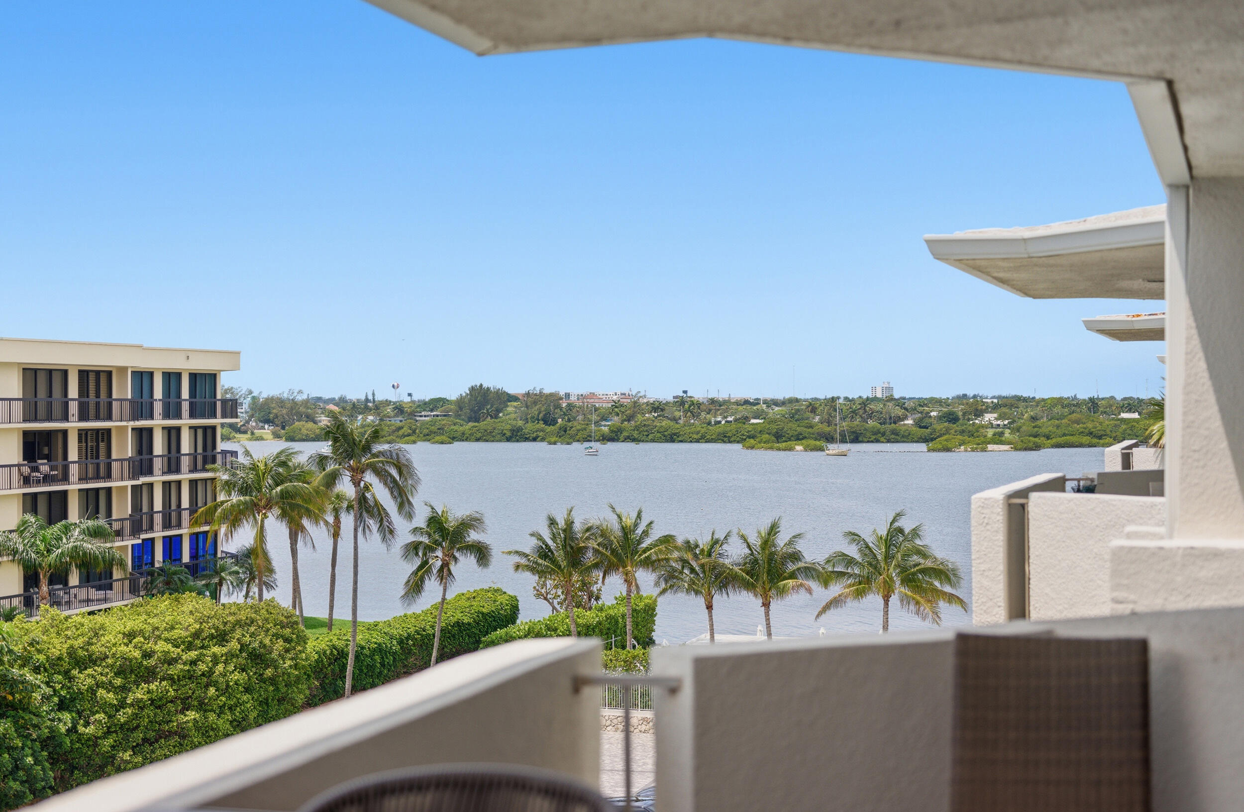 CARLYLE HOUSE CONDO - Residential