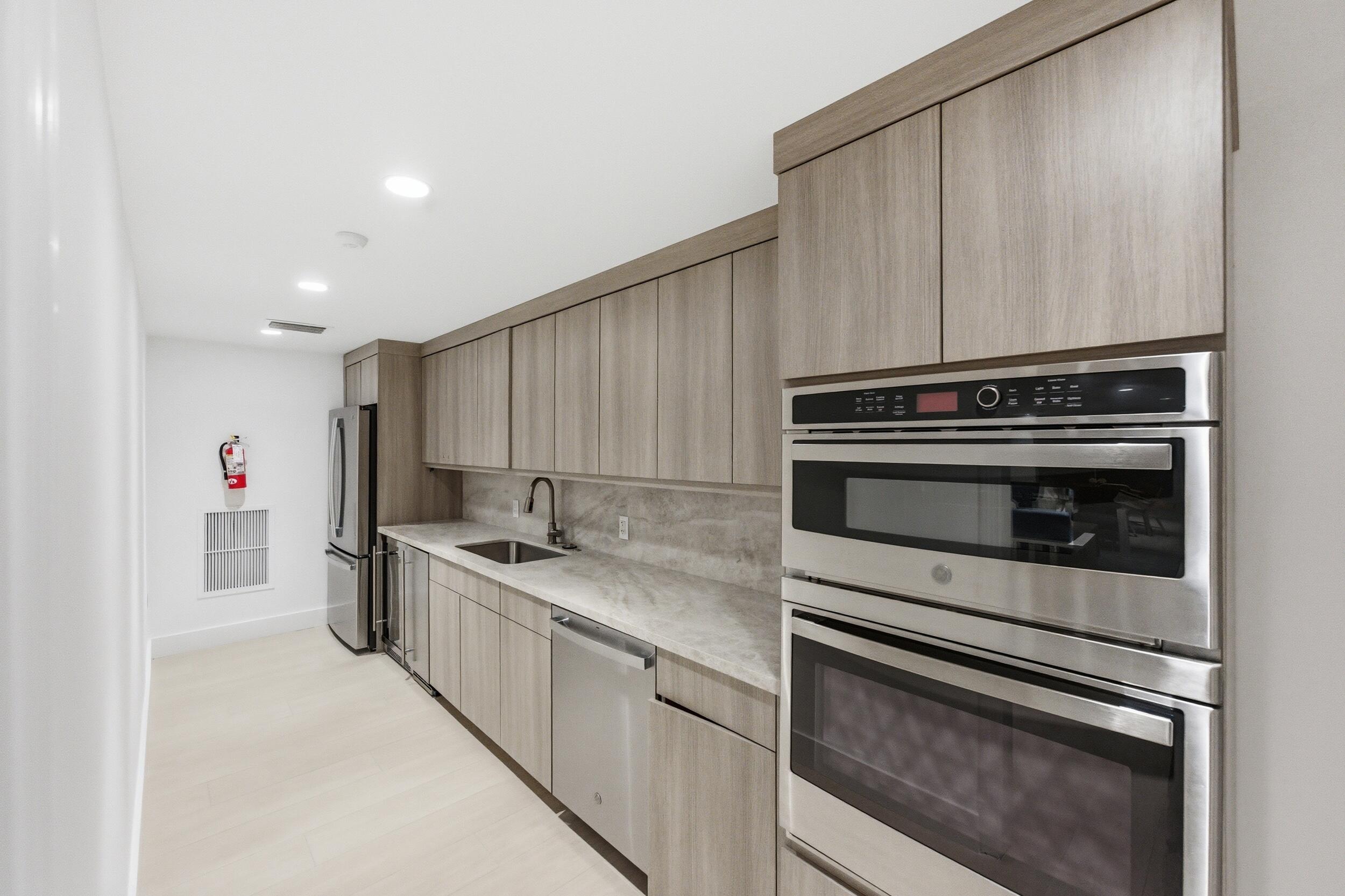 CARLYLE HOUSE CONDO - Residential