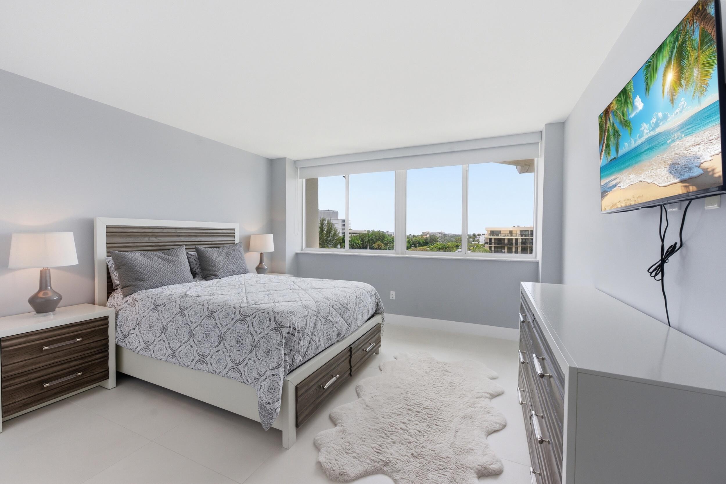 CARLYLE HOUSE CONDO - Residential