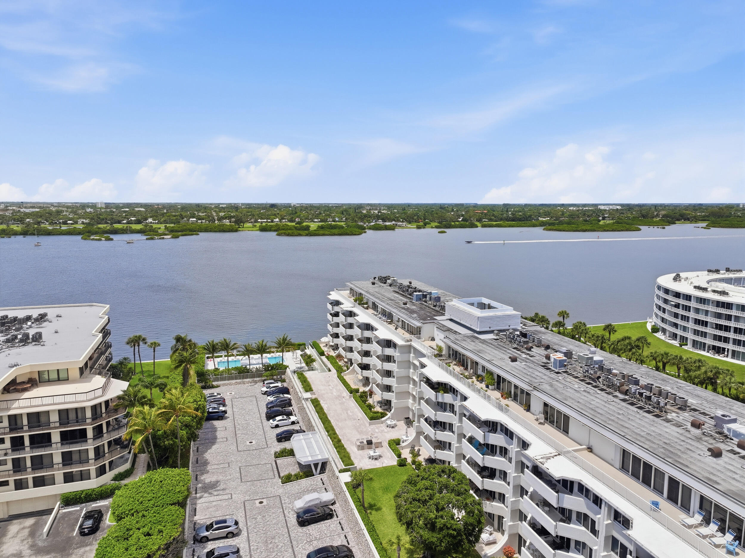 CARLYLE HOUSE CONDO - Residential