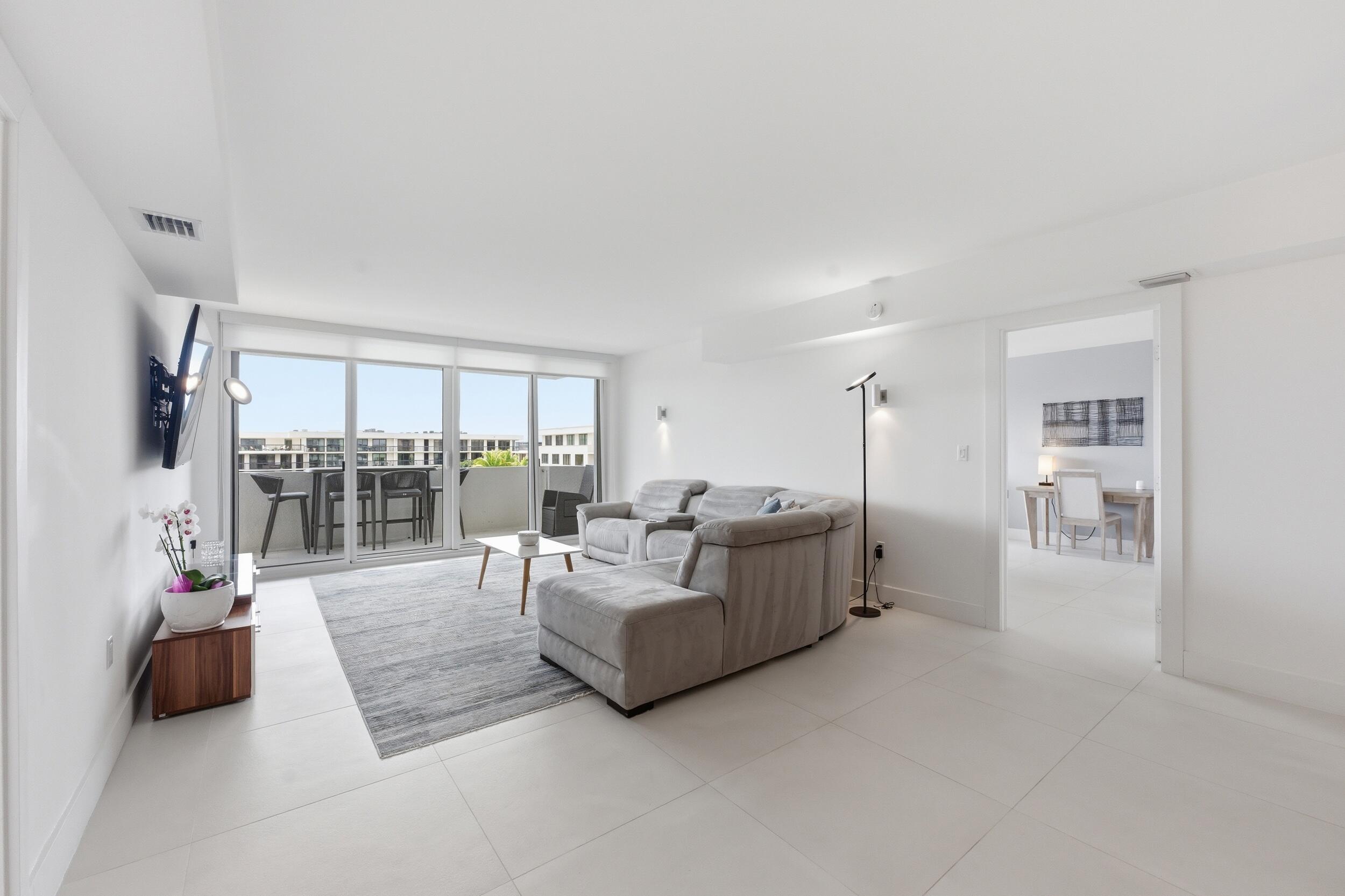 CARLYLE HOUSE CONDO - Residential