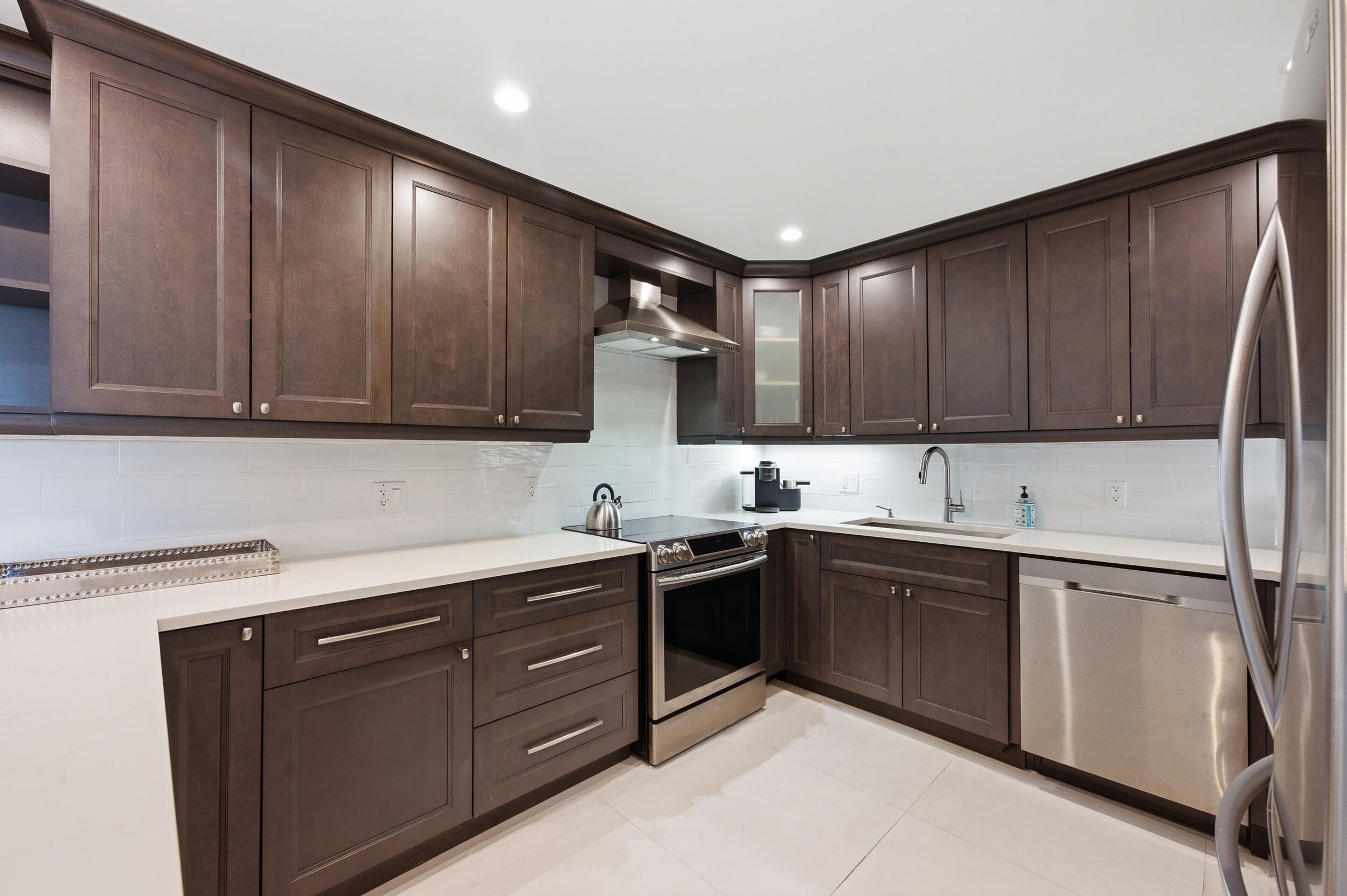 CARLYLE HOUSE CONDO - Residential