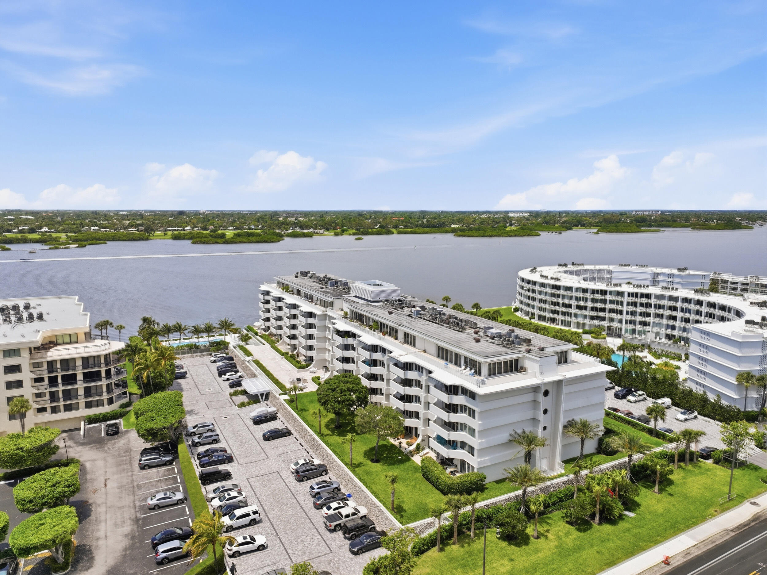 CARLYLE HOUSE CONDO - Residential