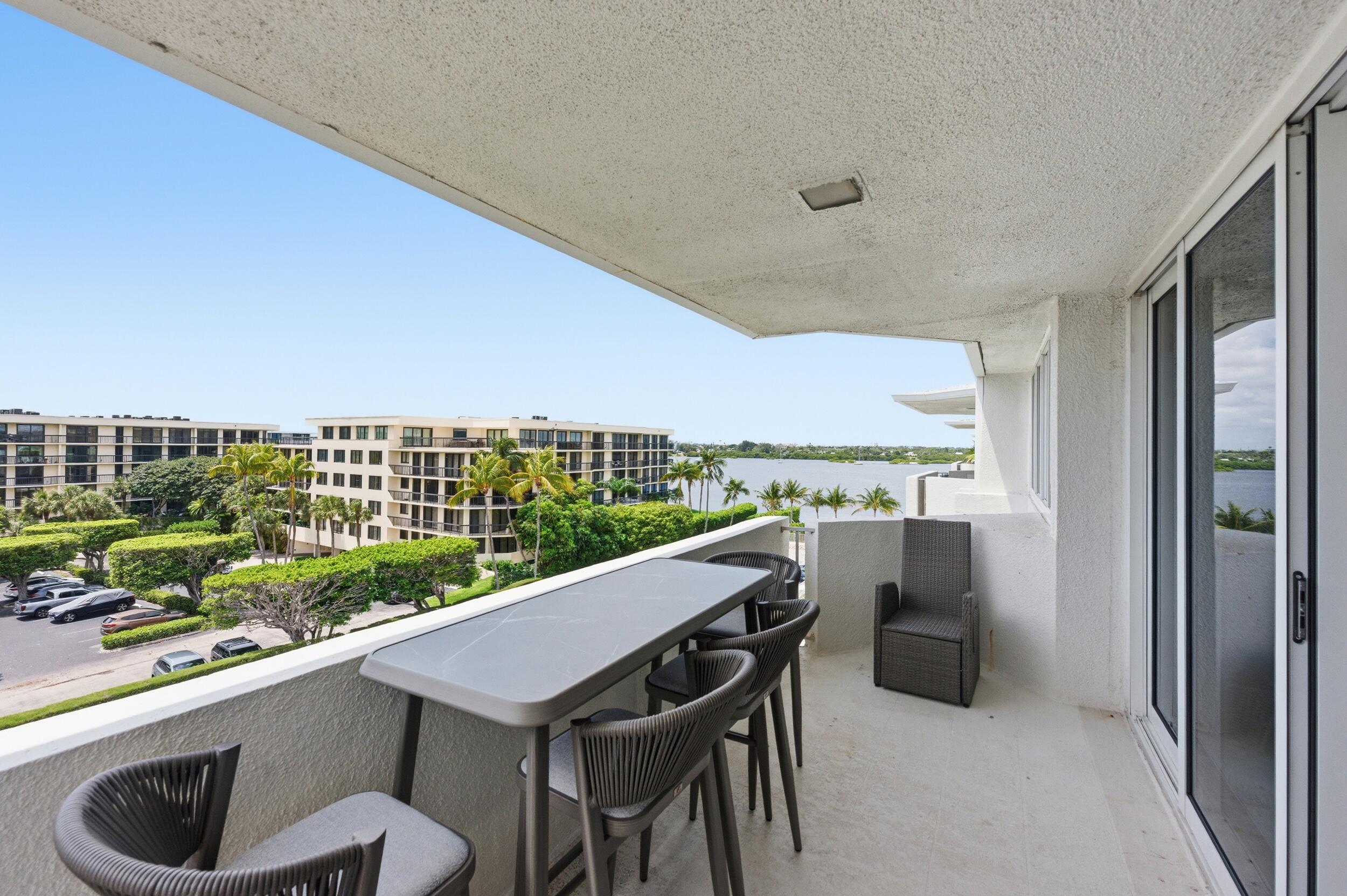 CARLYLE HOUSE CONDO - Residential