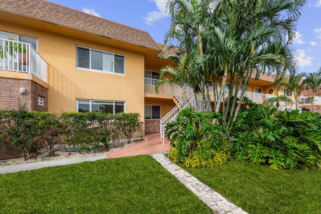 Photo of 1000 NE 9th Avenue #8, Delray Beach, FL 33483 (MLS # R11006191)