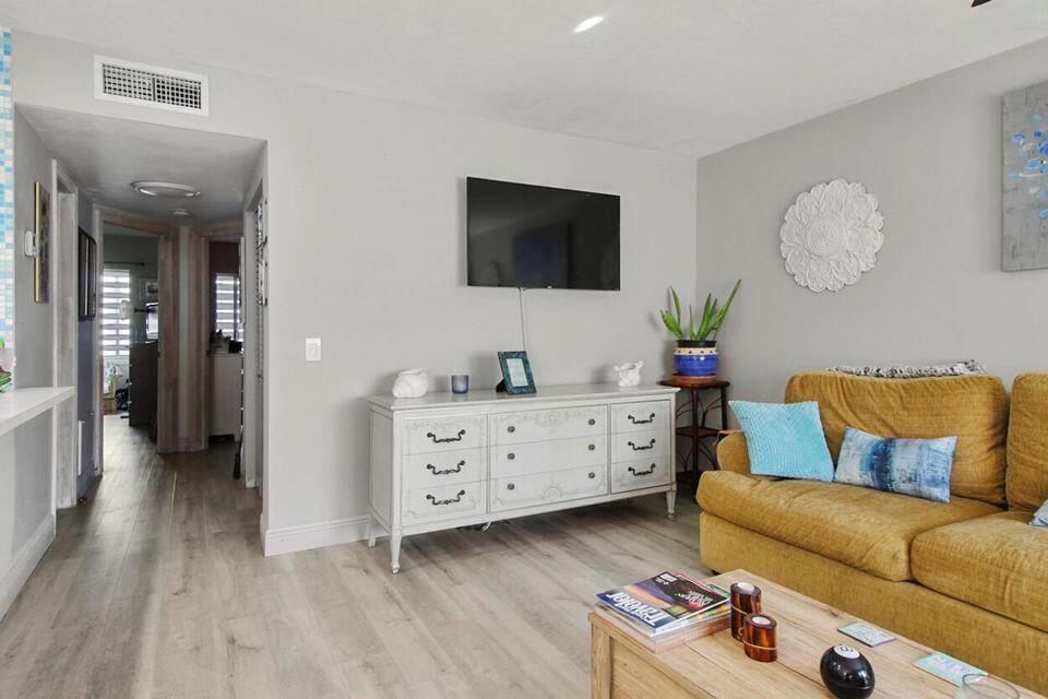 MURRY HILLS APT BLDG COND - Residential