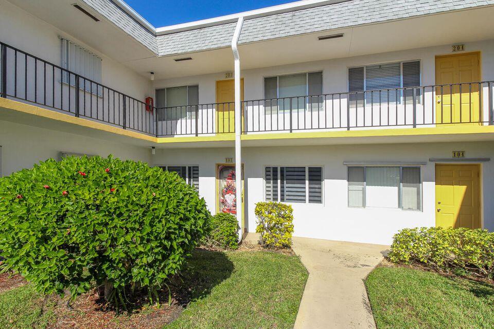 View photos, virtual tours, details... 2920 Lake Osborne Drive 103