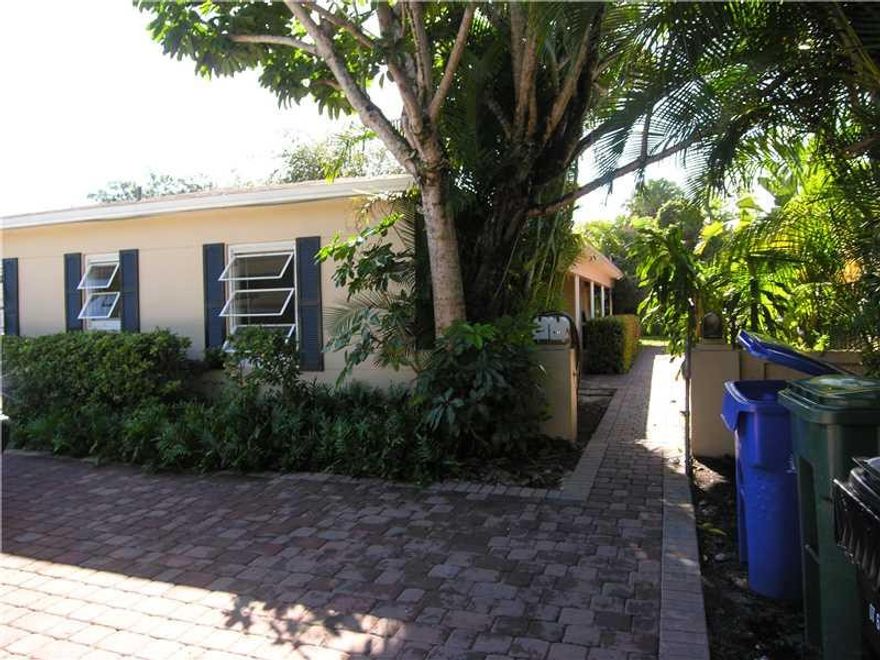 Fantastic rental in Victoria Park. 2/2 with updated kitchen and baths, stainless appliances, washer & dryer in unit and walk-in closet in 2nd bedroom.  Secluded and tropical with outdoor sitting area and side yard.  Convenitnely located near shops, restat urants, downtown and a short bike ride to the beach and Las Olas Blvd!