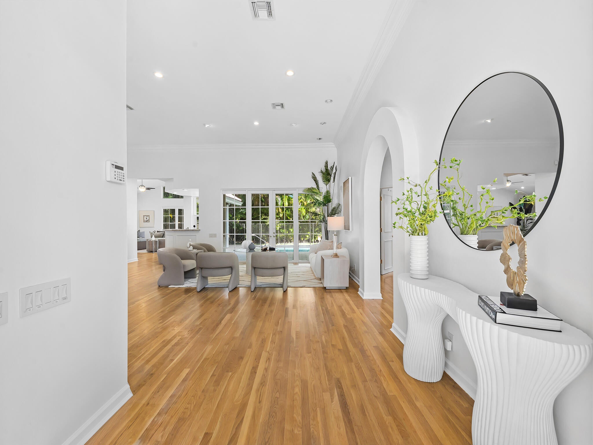 1207 Manor Drive S