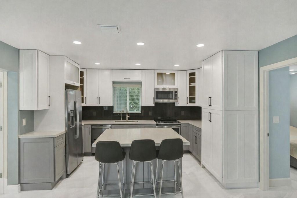 Photo of 1580 NE 34th Street, Oakland Park, FL 33334 (MLS # F10549099)