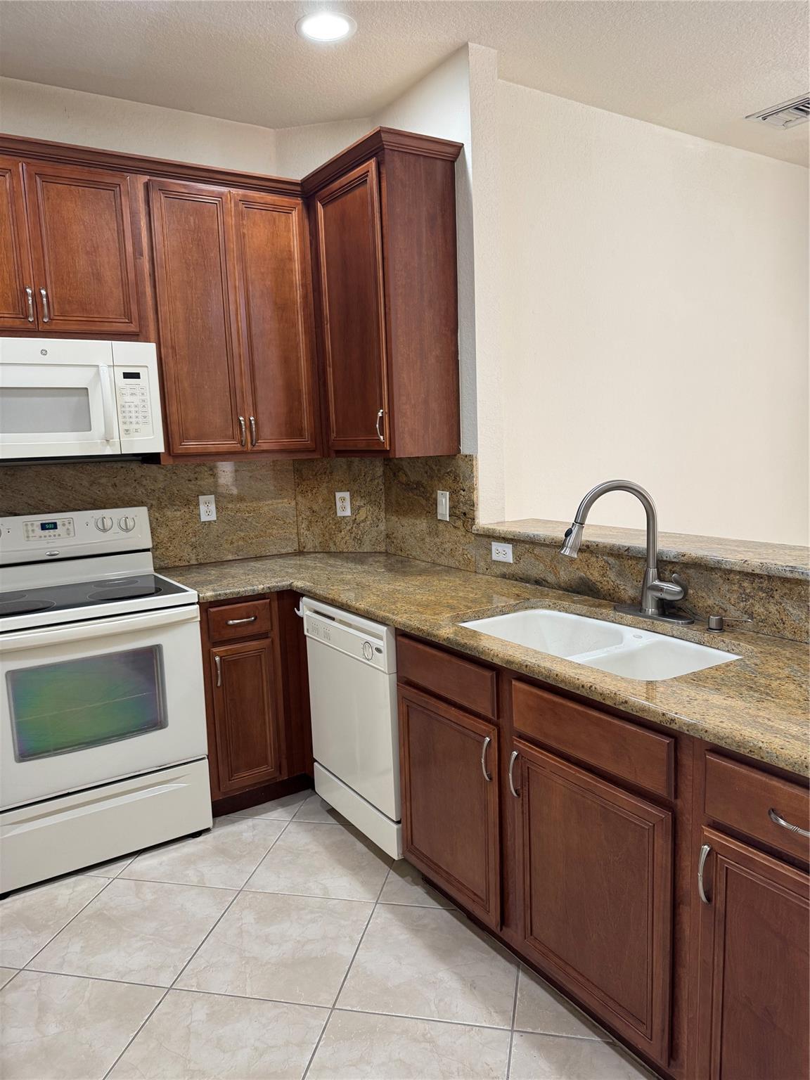 HAMPTON HILLS - Residential