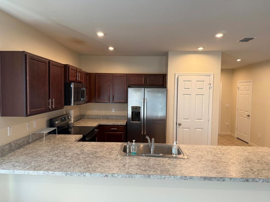 LOVELY 3 BEDROOM / 2 1/2 BATH TOWNHOUSE IN A QUIET NEIGHBORHOOD. LOCATED CLOSE TO DOWNTOWN AND SHOPPING. CLOSE TO MAJOR HIGHWAYS.