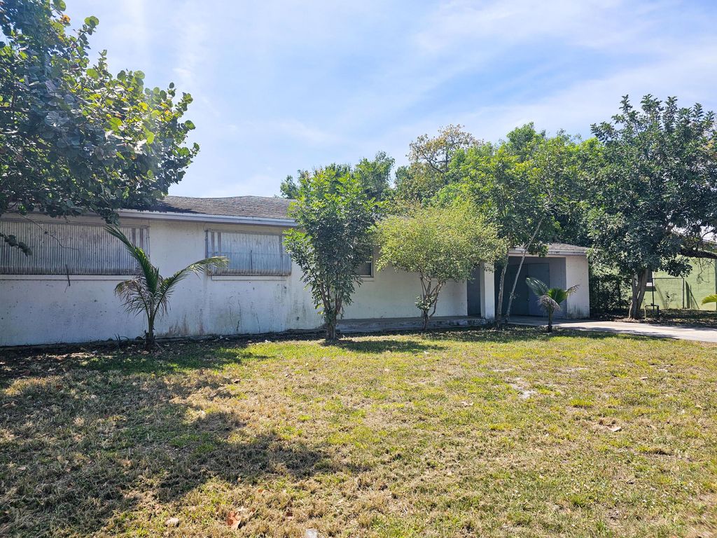 Photo of 707 Ohio Avenue, Fort Pierce, FL 34950 (MLS # R10974445)
