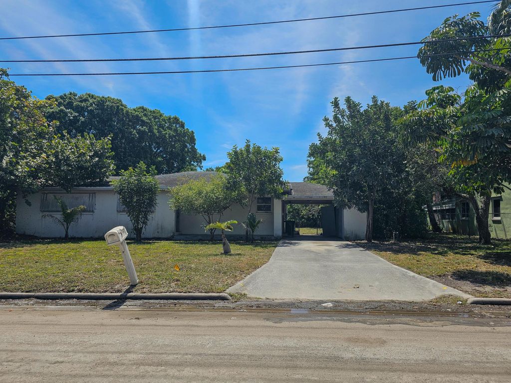 Photo of 707 Ohio Avenue, Fort Pierce, FL 34950 (MLS # R10974445)