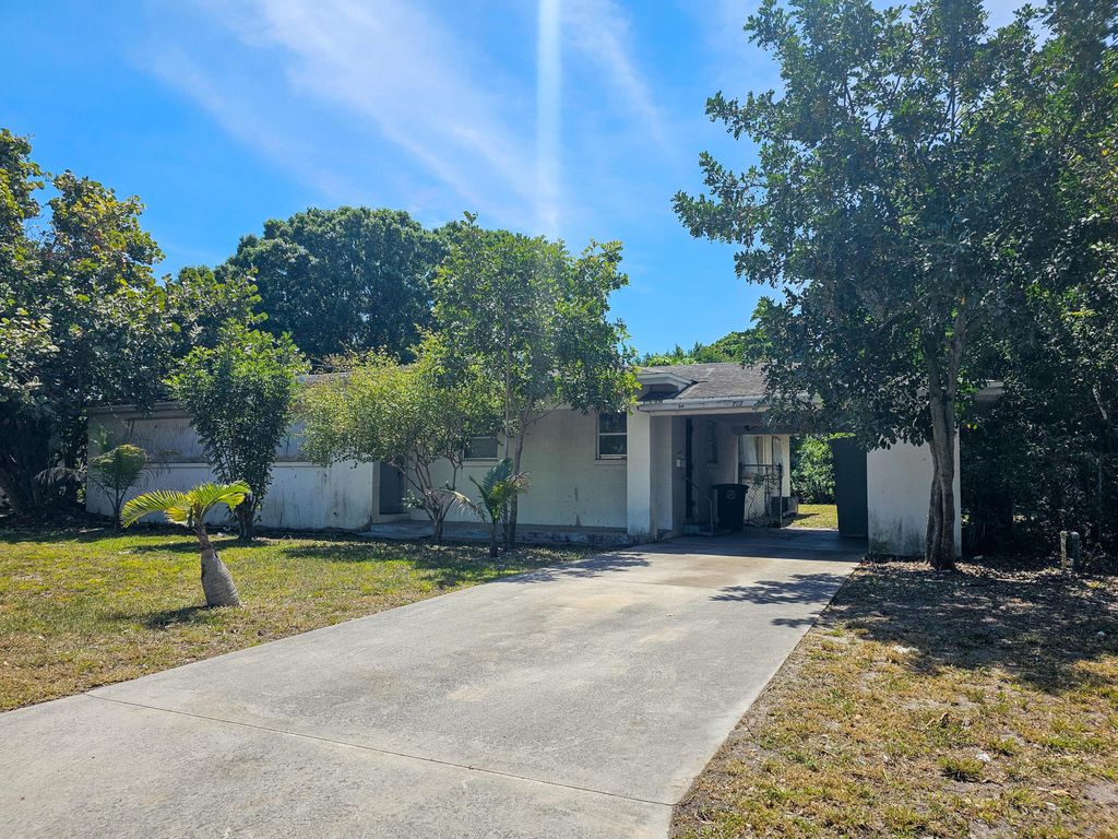 Photo of 707 Ohio Avenue, Fort Pierce, FL 34950 (MLS # R10974445)
