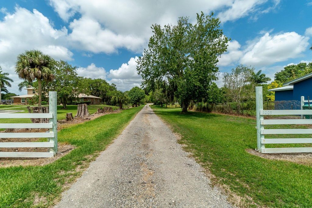 Photo of 5205 S Citrus Avenue, Fort Pierce, FL 34982 (MLS # R10994182)