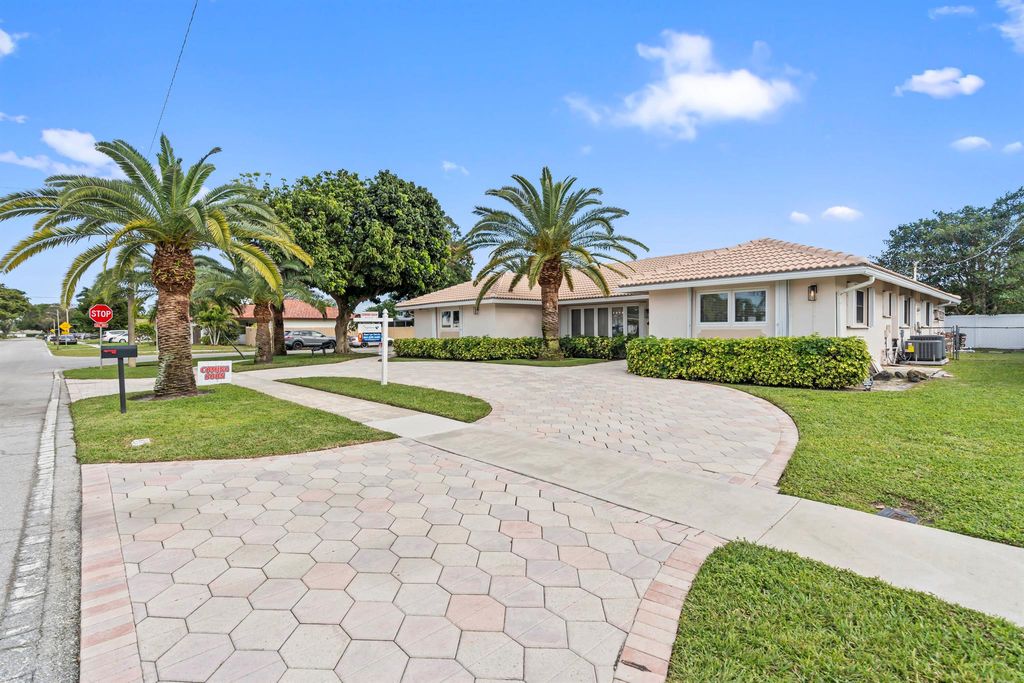 Photo of 116 Burning Tree Lane, Boca Raton, FL 33431 (MLS # R10960209)