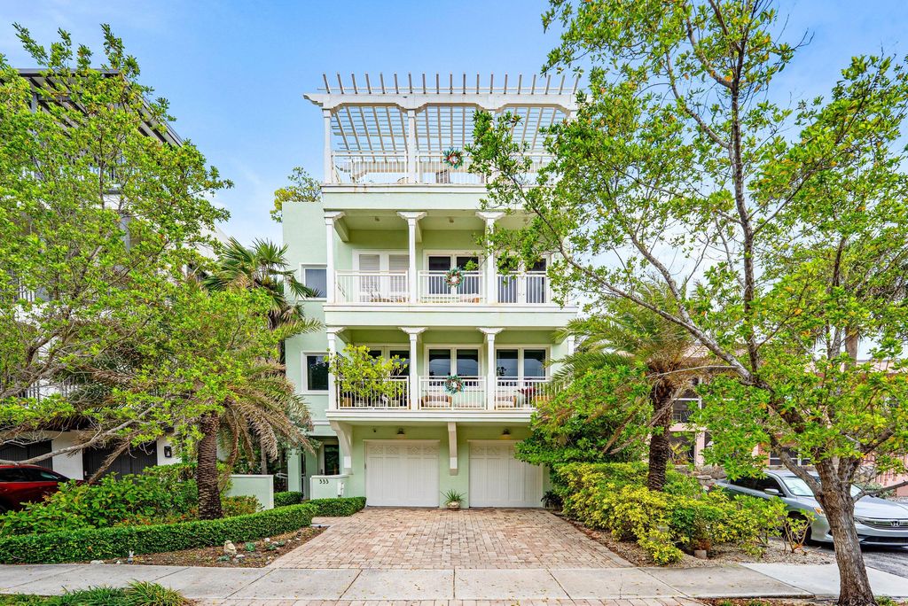 Photo of 333 Franklin Street, Hollywood, FL 33019 (MLS # B26031652)