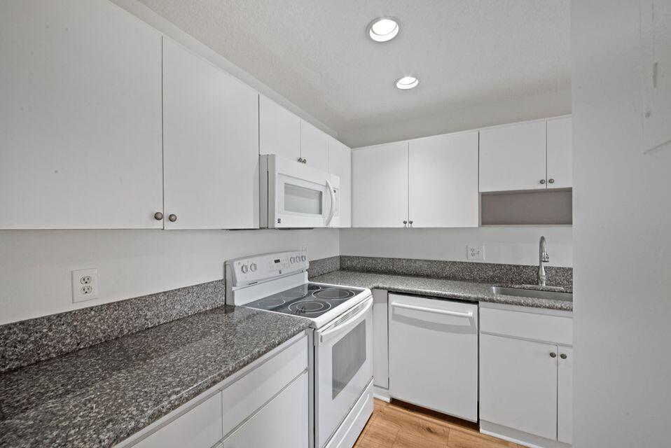 PINES OF DELRAY NORTH CONDO - Residential Lease