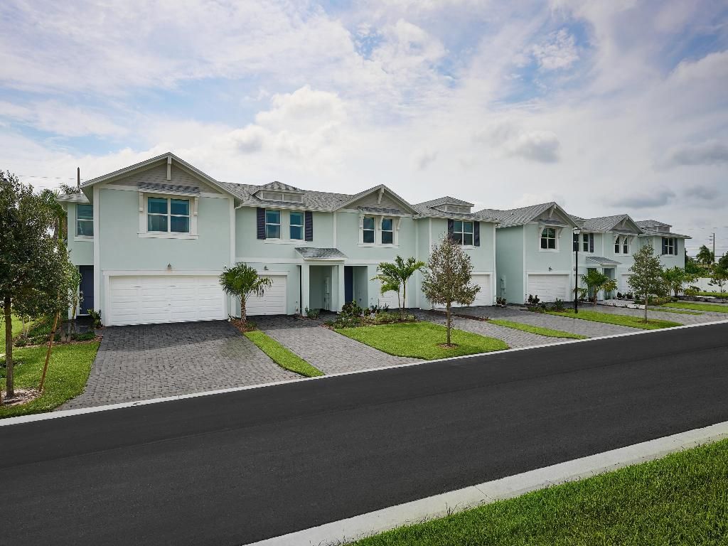 Photo of 586 Salisbury Circle, Fort Pierce, FL 34982 (MLS # R11138126)