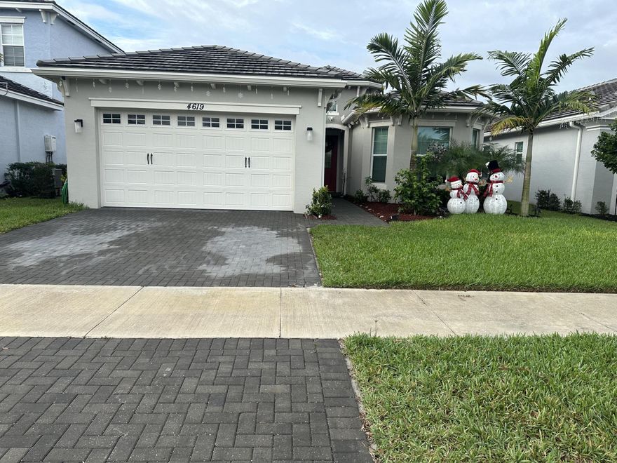 Beautiful Large 3 bedroom, 2 bath, 2 car garage family home. Volume ceilings in Large open plan kitchen and family room, separate dining room, living room. Very good size bedrooms, Master has dual walk-in closets and 2 vanities in Master bath with soaking tub as well as Shower. Large backyard. Perfect family home in great neighborhood!