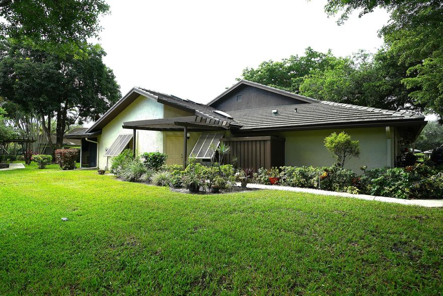 This charming 3-bedroom, 2-bathroom corner villa with a 1-car garage is nestled among mature trees in a serene gated community. Featuring a spacious 3-way split floor plan with vaulted ceilings, it offers a generously sized master suite with a en-suite bathroom and a kitchen equipped with stainless steel appliances.Residents enjoy a wide array of resort-style amenities, including a swimming pool, tennis, pickleball courts, bocce court, billiards room, table tennis, card room, library, fitness center, full-service salon,, an on-site restaurant, and a vibrant calendar of social events.